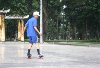 Cụ ông trượt freeline skate điệu nghệ